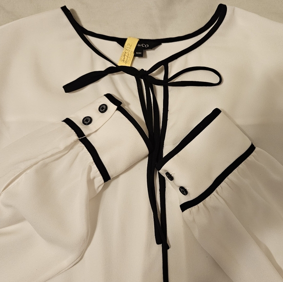 RW& Co White blouse with black trim (M) - Picture 2 of 4